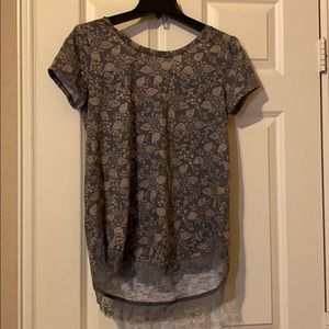 Short sleeved shirt with tie in back